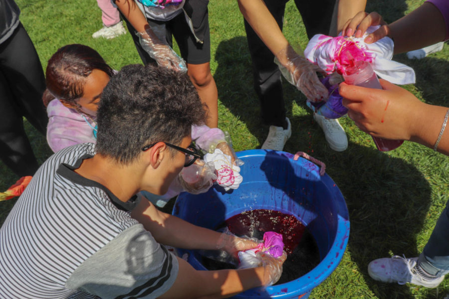 Leadership hosts Senior Tie-Dye